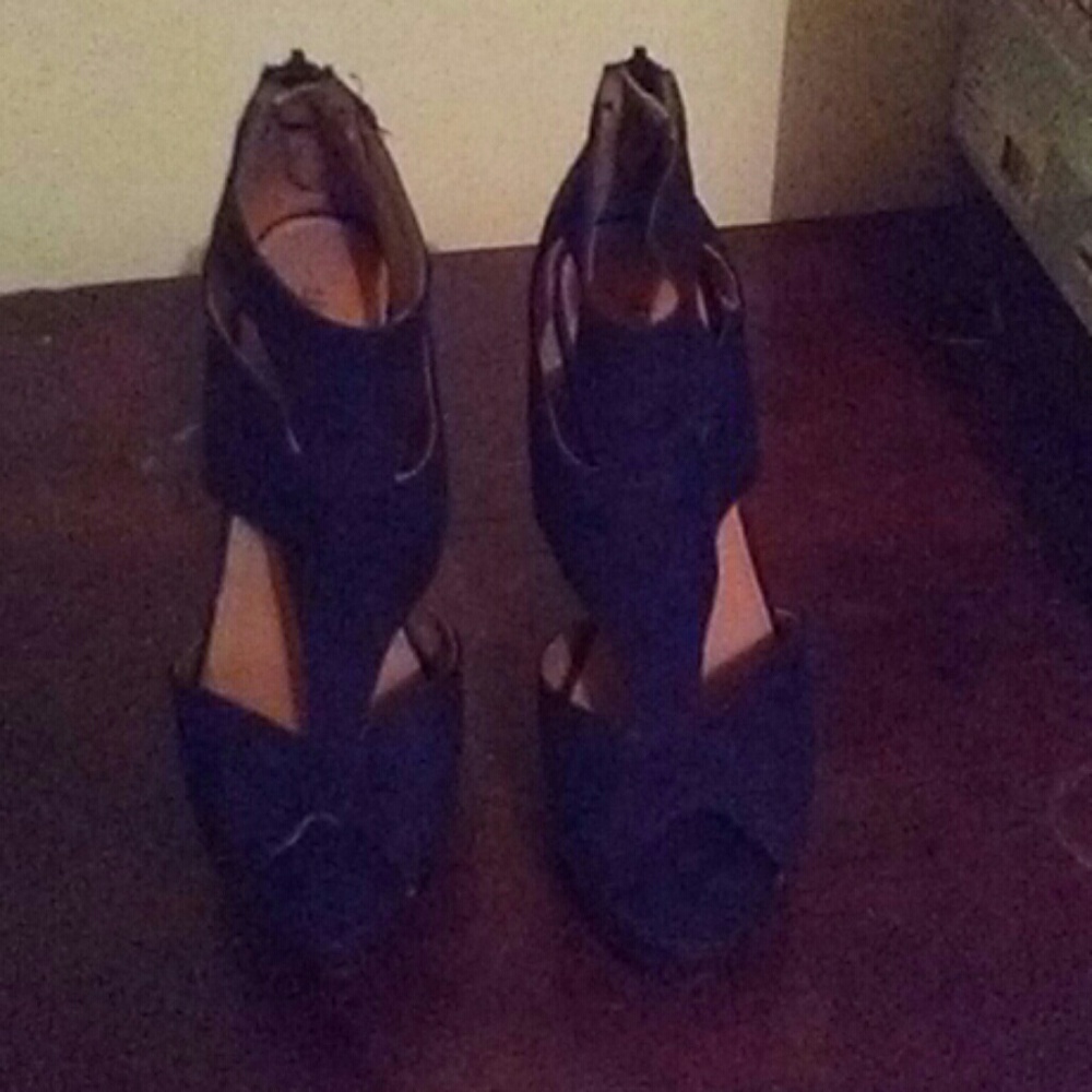 Heels - Picture 3 of 4
